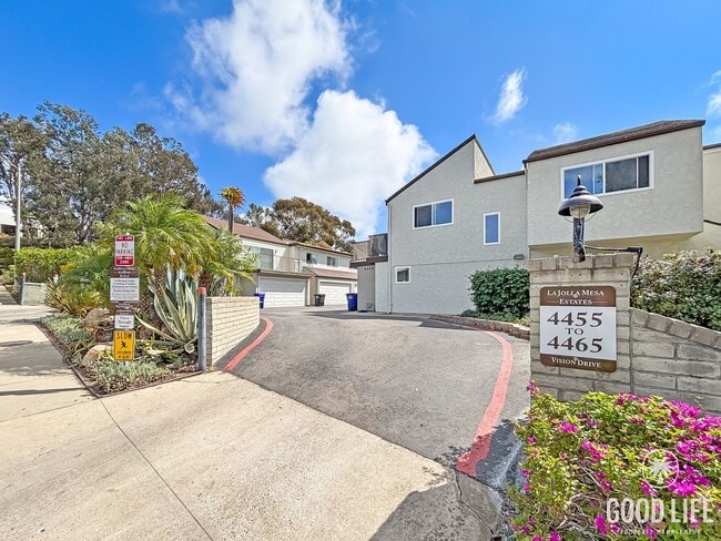 Building Photo - Spacious 3BD/2.5BA Townhouse in UTC W/ 2-C... Unit 10