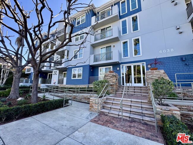 Photo - 6038 Carlton Way Unidad 309 Rental