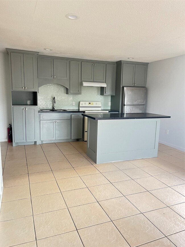 Building Photo - 5526 Stonewall St Rental