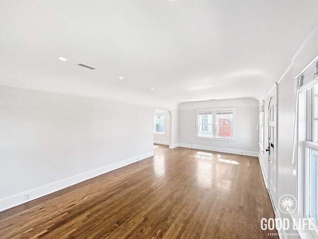 Photo - Beautiful 3BD/2.5BA W/ A/C and In-Unit Laundry in Mission Hills!