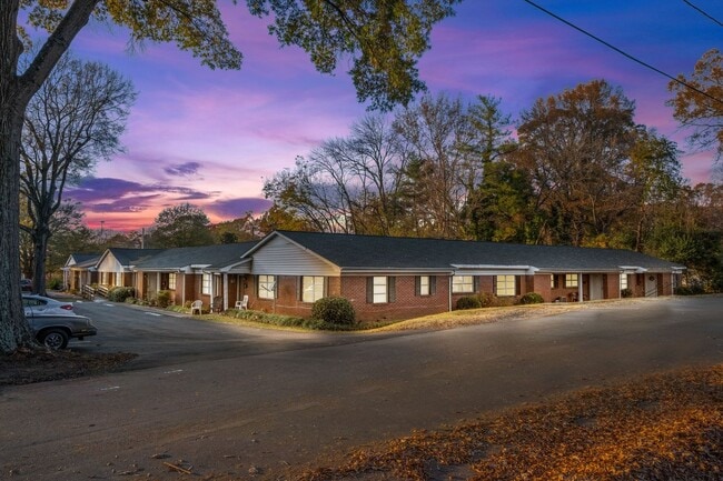 Photo - SH302-Chamberlain Oaks Apartments (CHO)