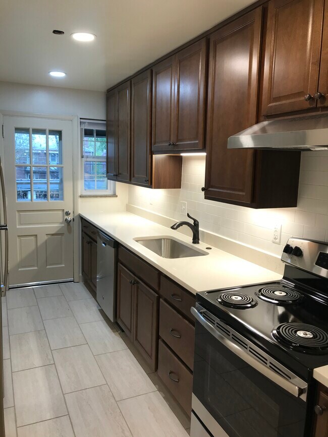Photo - 1064 Euclaire Ave Unidad D