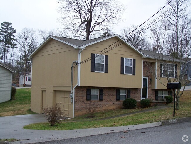 Building Photo - 3 bed, 1.5 bath, 1 car garage split foyer ... Rental