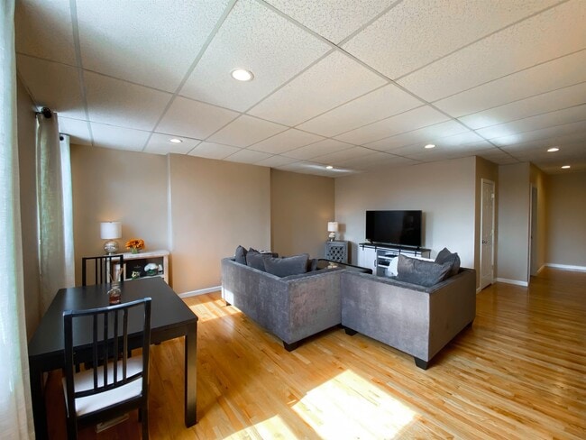 Photo - 37 W 19th St