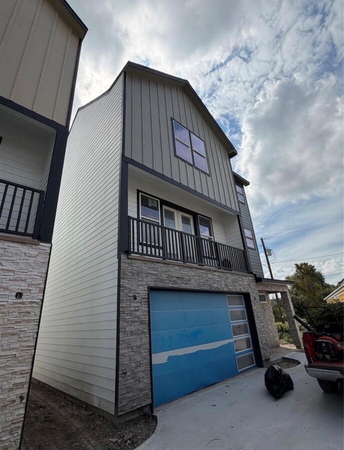 Photo - 2711 Berry St