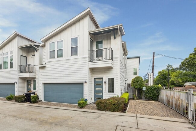 Building Photo - 508 W Donovan St