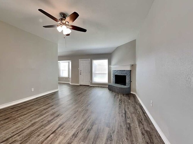 Photo - 1043 Springhill Dr House