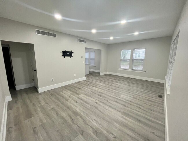 5 Bedroom, 2 Bath House located near South... - 5 Bedroom, 2 Bath House located near South...