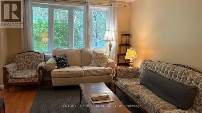 Photo - 460 Castlegrove Blvd