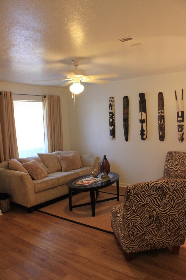 Photo - Private 2-Bedroom Duplex in Quiet Cul-de-Sac Backing to the Woods Unidad B