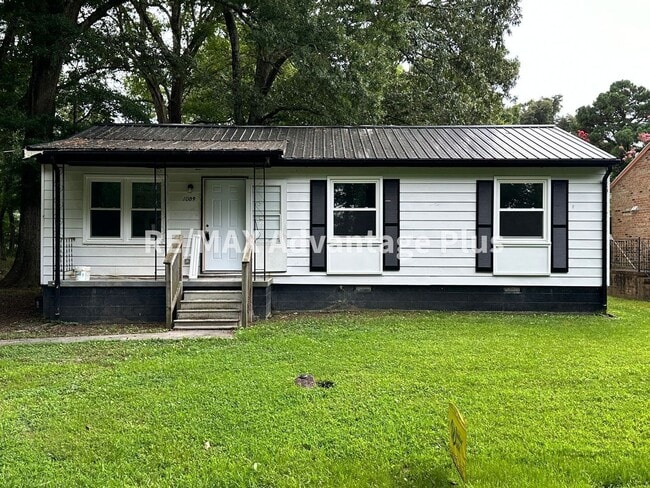 Building Photo - Remodeled 3-Bedroom Home in Blackstone!