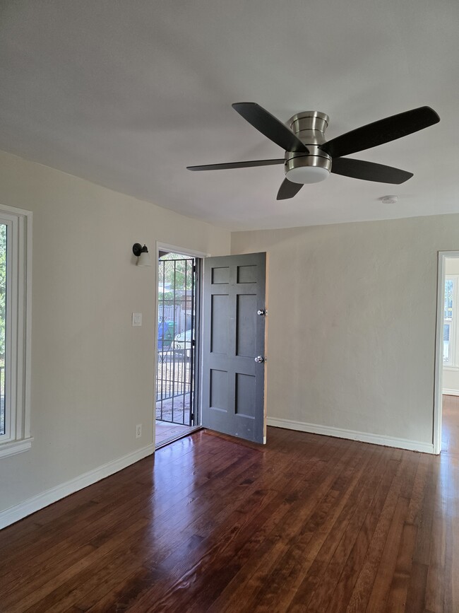 Livingroom - 1443 E Maple St