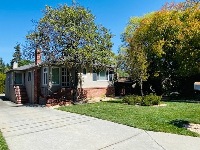 Building Photo - Gorgeous 1BD/1BA, Single-Story Unit in a Charming 4-Plex Near Downtown Lafayette- Available NOW!