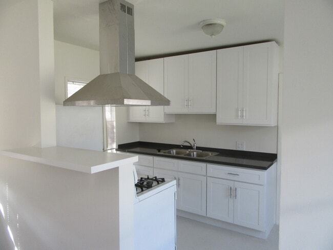 Building Photo - 5919 Comey Ave Unit NA Rental