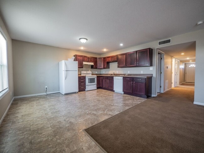 Building Photo - 212-214 E 1st Duplex Unit 214