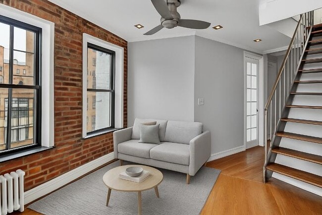 Building Photo - 410 E 13th St Rental