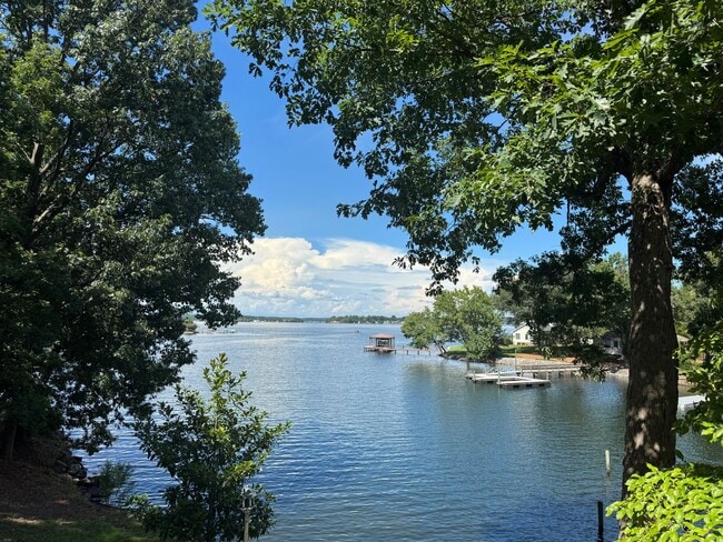Building Photo - Four Bedroom Lake House in Denver