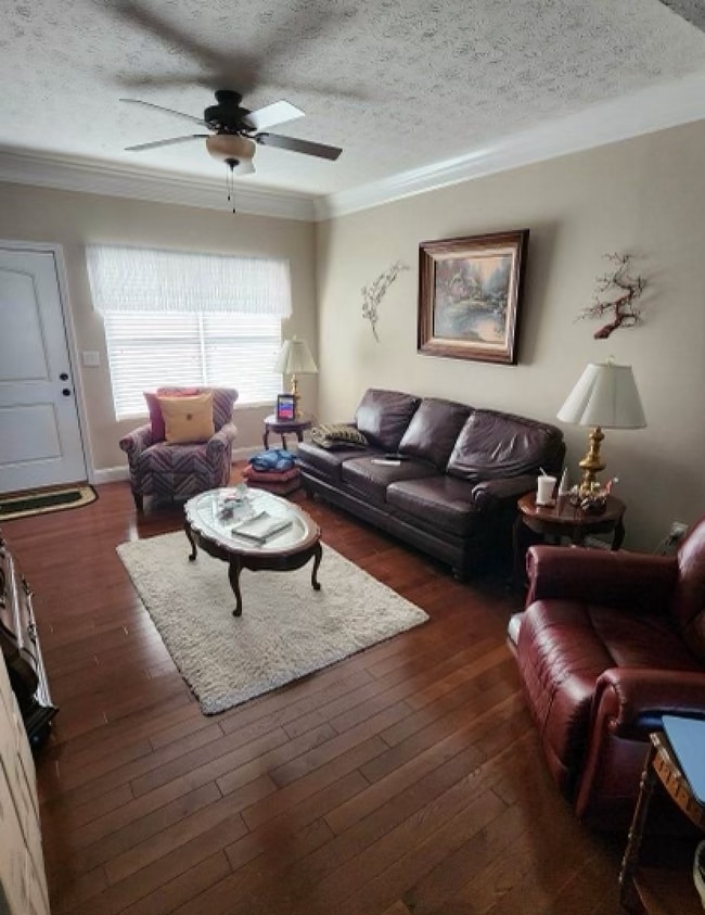 El mobiliario no está incluido. Este no es un apartamento amueblado. - 516 Persimmon Ln