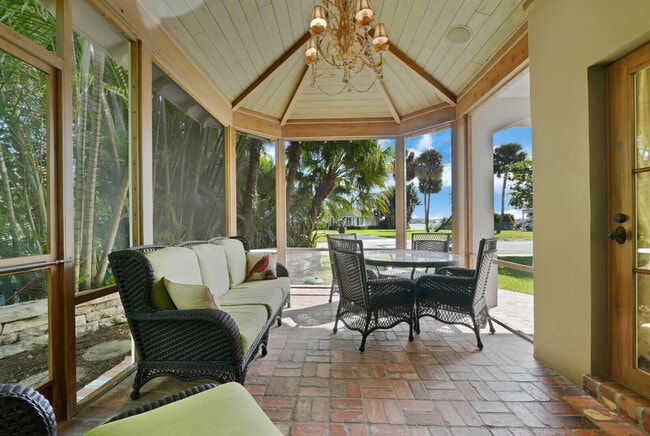 Photo - 137 S Oak St