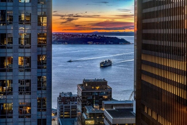Building Photo - 5th and Madison Condominiums ~ Downtown Seattle Unit 2301