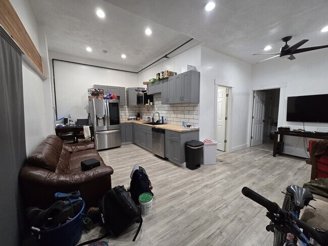 Photo - 918 3385 S Unit 5