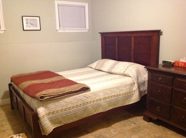 Queen bed & linens in large bedroom - 6483 Edinburgh St