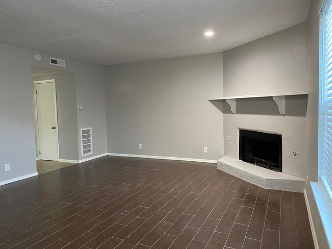 Photo - 2 Bedroom Duplex near Lake Overholser