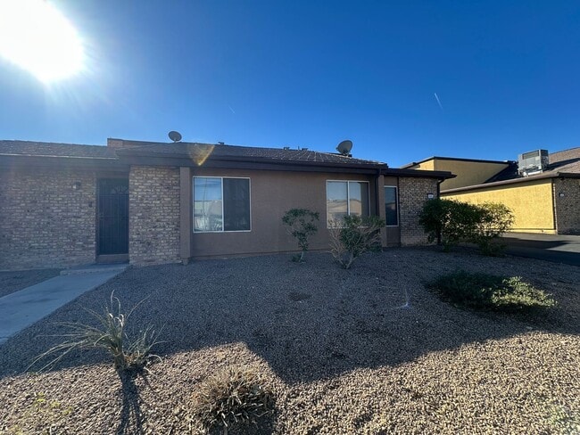 Building Photo - 2 Bedroom Upstairs Condo with Bonus Room Near UNLV! Unit D