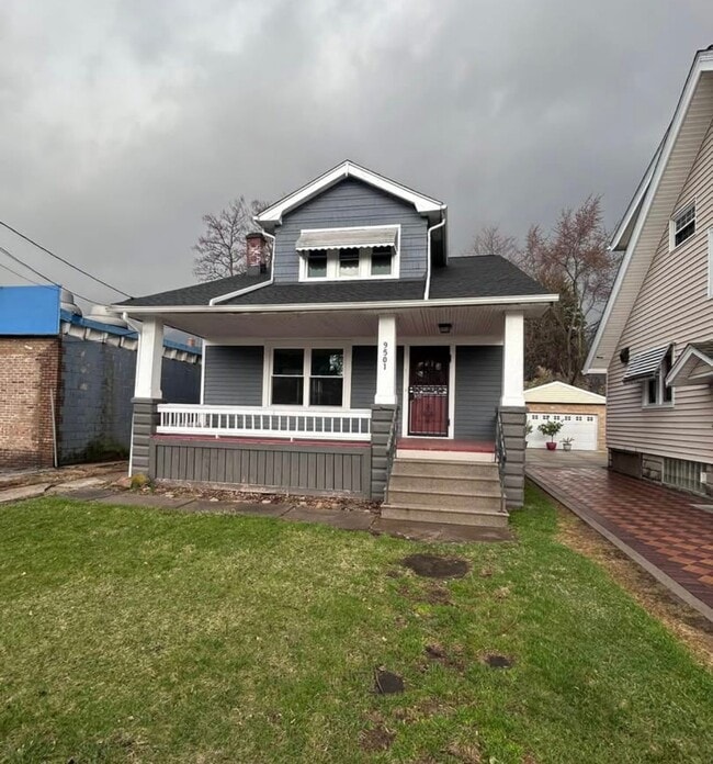 Building Photo - 9501 Rosewood Ave