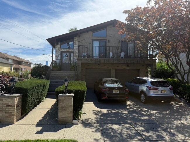 Building Photo - 1636 Maple St Unit 1