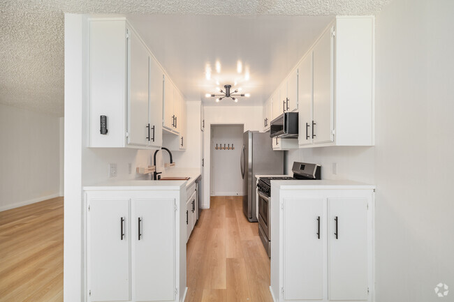 2BR, 2BA - 1,000SF - Kitchen - 10844 Rose Ave Apartments