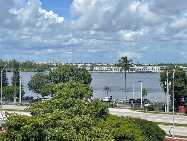 Photo - 1200 NE Miami Gardens Dr Unidad 607W