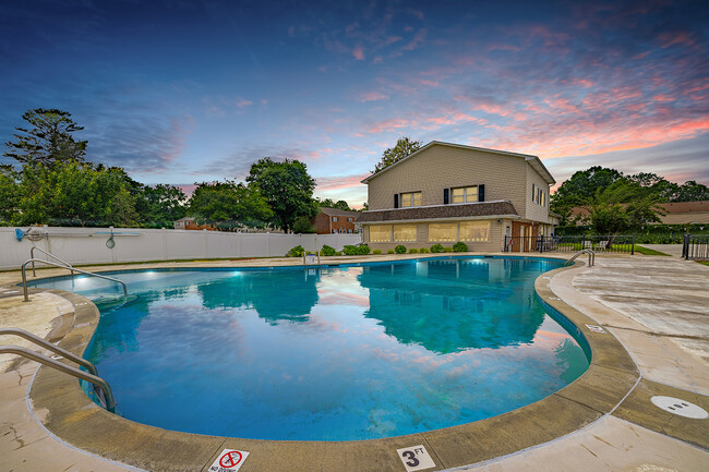 Vista de la piscina en Trails End Apartments en Burlington, NC - Trails End Apartments