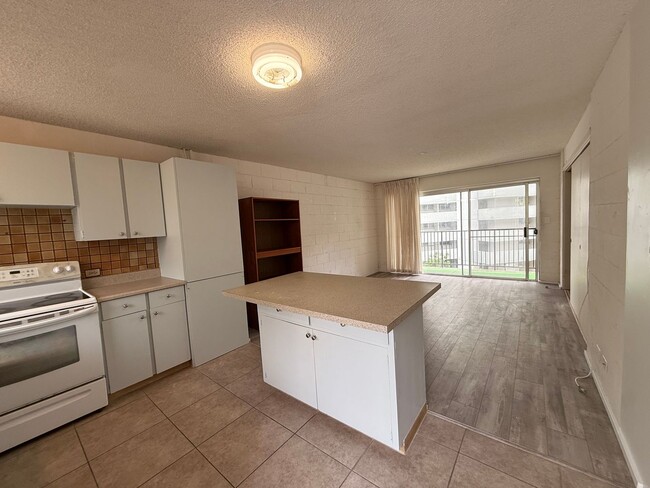 Building Photo - Fresh 2/1 Makiki Heights Condo with 1 Parking, Lanai, Pool, Open floor plan, & Walk-in closet Unit 309