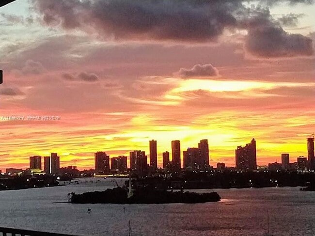 Building Photo - 1228 West Ave Unit 405