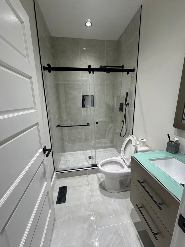 Baño recién reformado con cabezal de ducha extragrande - 253 35th Ave N