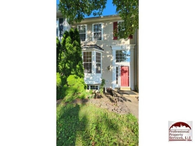 Building Photo - Spacious 3 Level Townhome In Wellington Tr...