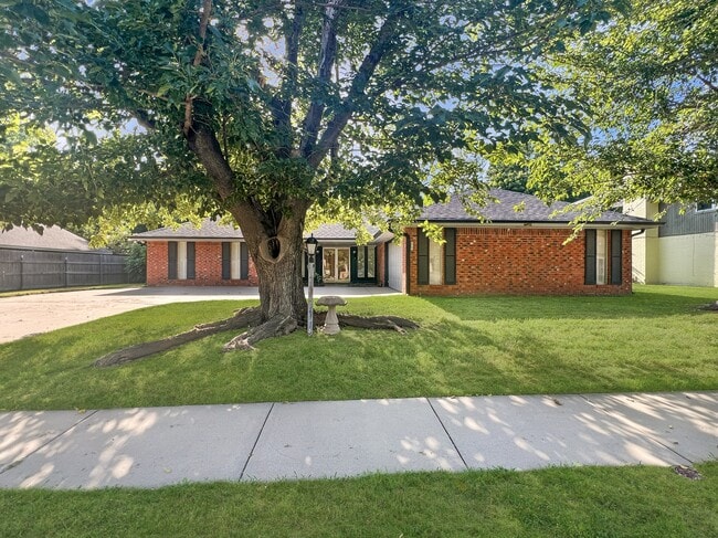 Building Photo - 2604 NE Garden Ln