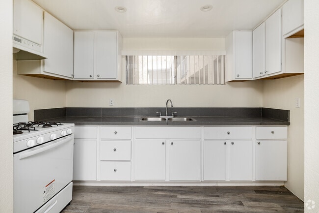 1BD, 1BA - 660SF - Kitchen - Irolostar Apartments