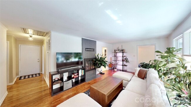 Photo - 1136 E Woodlawn Rd