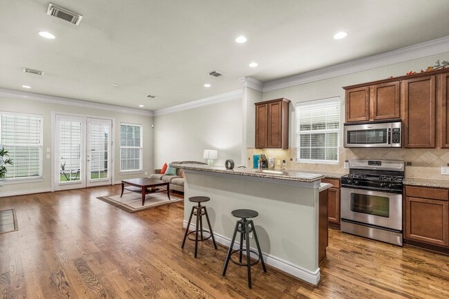 Photo - 821 W 26th St