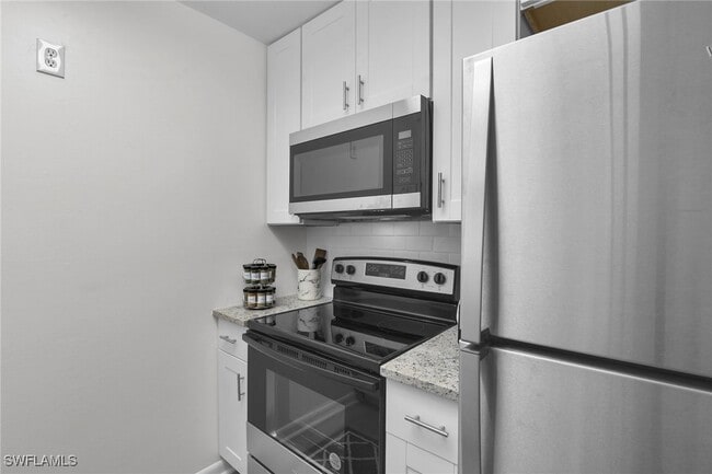 Building Photo - 3225 E Riverside Dr