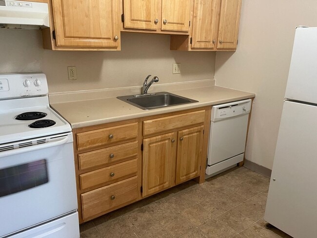 Photo - Modern 1st  floor sunny  1  bed Parking Included, Heat Hw Inc 1 FREE MONTH   no LEAD PAINT