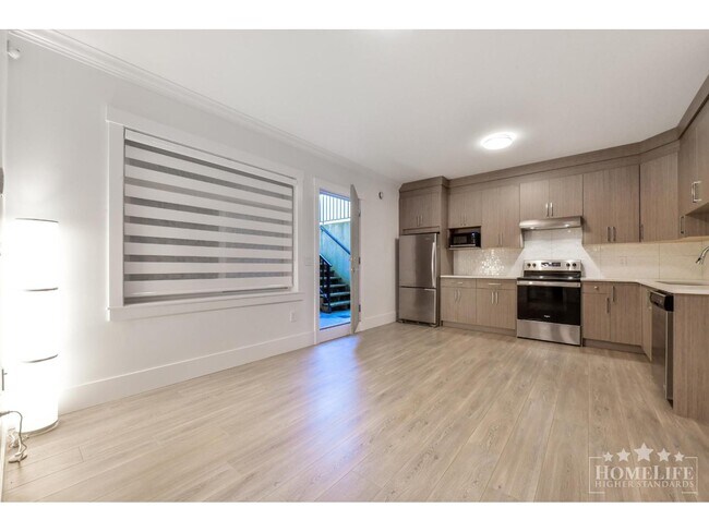 Photo - 16775-16718 18 Ave