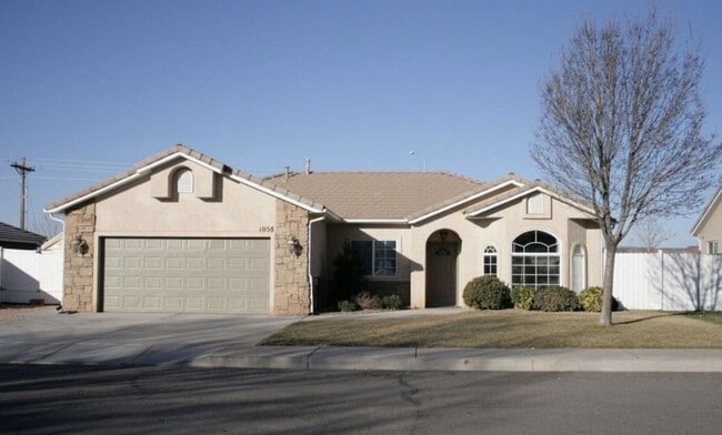 Building Photo - 1058 S Red River Rd
