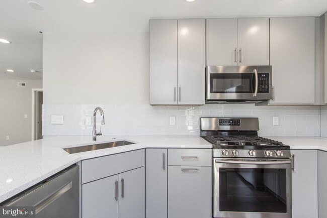 Building Photo - 712 S Sartain St Unit 4