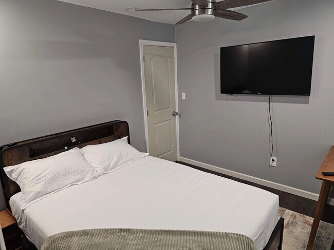 Room in House on Baker Terrace NW