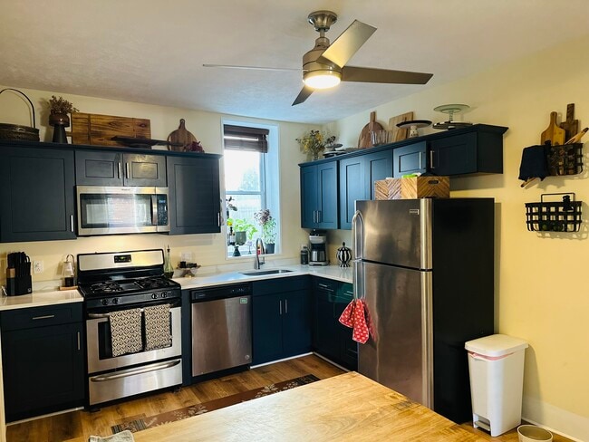 Eat-in Kitchen - 173 36th St Unit 1