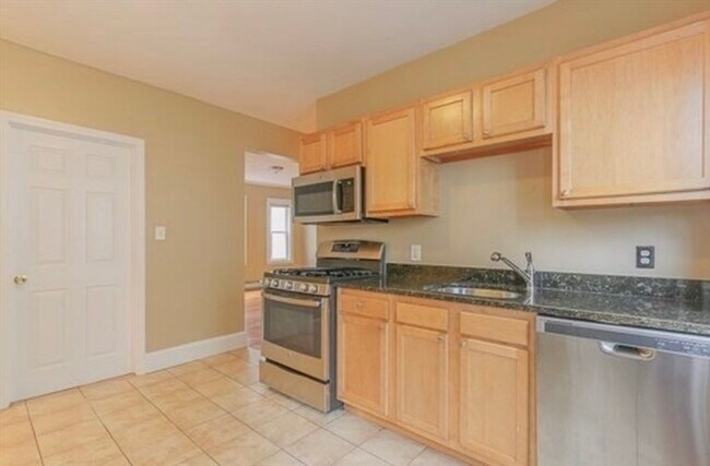 Building Photo - 28 Melbourne St Unit 2