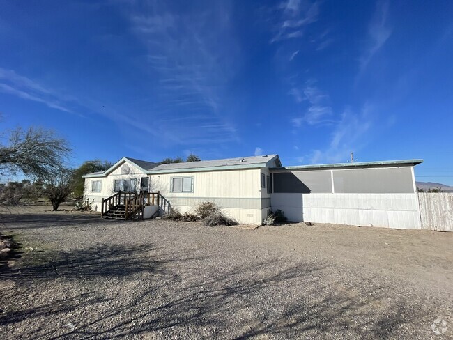 Building Photo - 3 bed 2 bath home with a large yard. BHCRE... Unit B